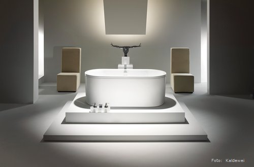 Die ovale, freistehende Badewanne punktet mit viel Platz für Zwei und durch den formschönen breiten Wannenrand.  Die Wanne aus Stahl-Email in den Maßen 1,80 x 80 gibt jedem Bad einen eigenen Charakter.